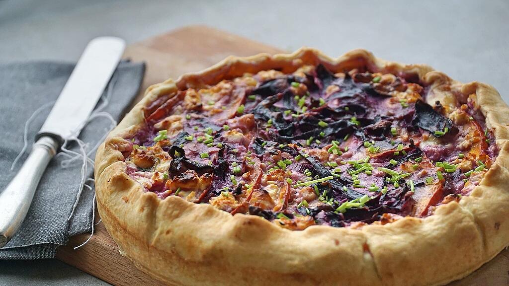Die Rotkrautquiche vereint gleich mehrere herbstliche Zutaten.