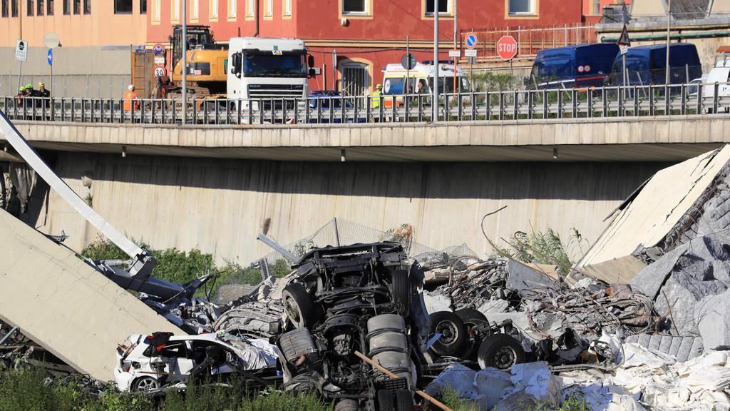 Autobahnbr\u00fccke st\u00fcrzt in Genua ein II
