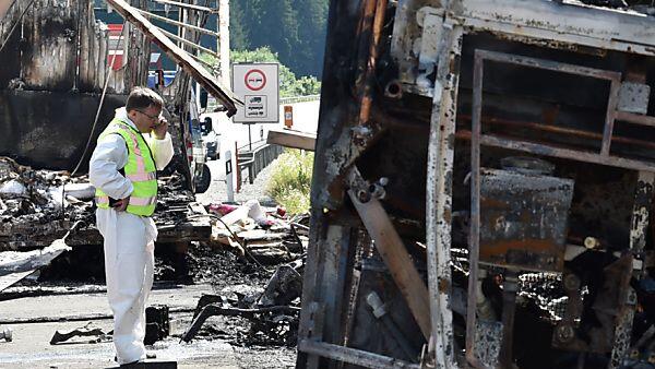 Das Wrack wird  kriminaltechnisch untersucht