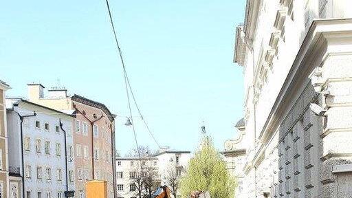 Hubsteiger kippt am Kajetanerplatz