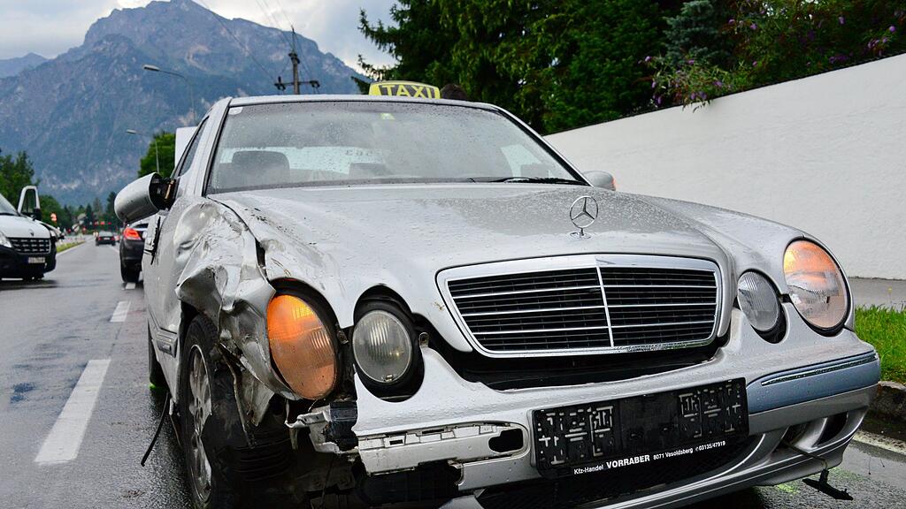 Das Taxi wurde bei dem Zusammenstoß schwer beschädigt.