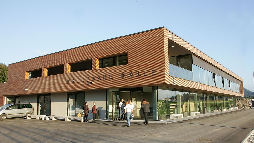 Eine Veranstaltung in der Wallerseehalle in Henndorf steht in der Kritik.