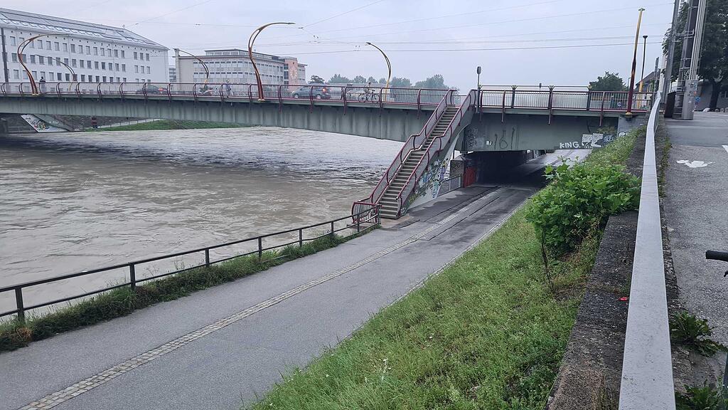 Erhöhter Pegel in der Salzach: Fahrradunterführung in Salzburg-Stadt gesperrt