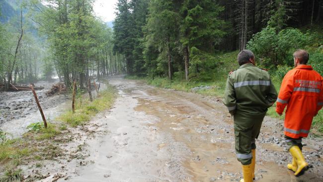 Nach wie vor ist die Freiwillige Feuerwehr nach dem verheerenden Ausmaß der Murenabgänge mit den Aufräumarbeiten beschäftigt.