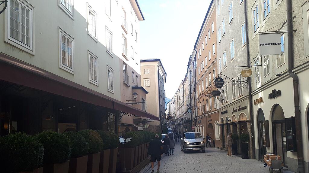 Die Getreidegasse erstrahlt in neuem Glanz nach mehr als zwei Jahren Baustelle.