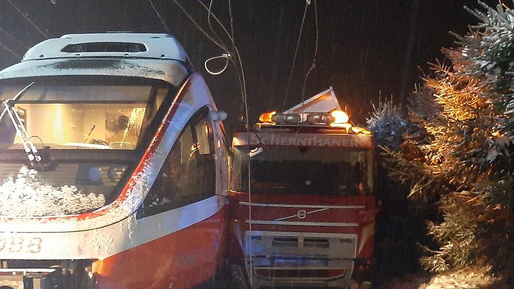 Zug gegen Lkw Pinzgau