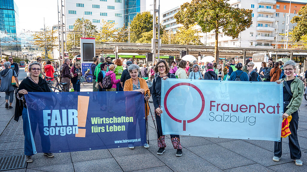 Demo "Zusammenhalten statt spalten" in der Stadt Salzburg