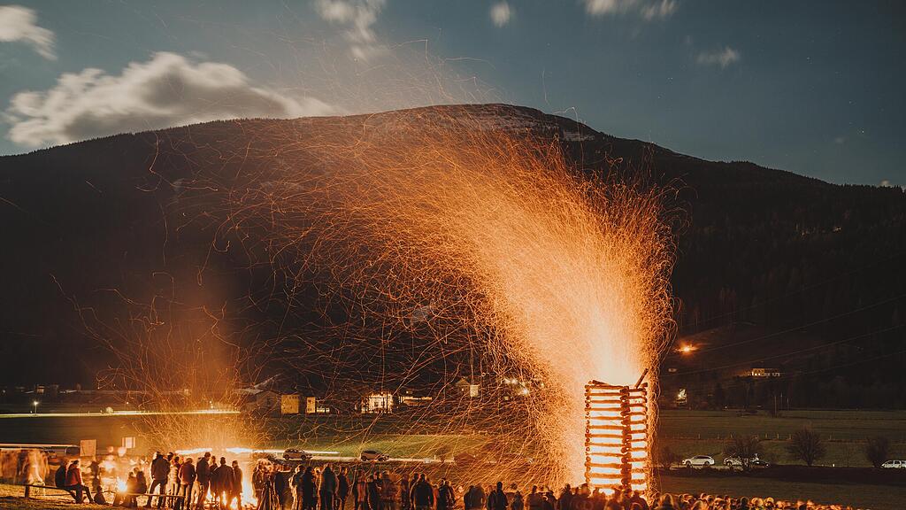 Osterfeuer im Lungau