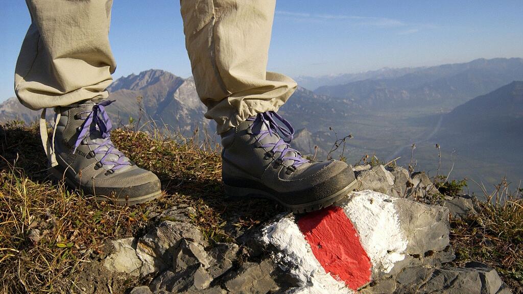 Der 15-jähriger Schüler ist bei einer Wanderung in St. Gilgen auf einem nassen Baumstamm ausgerutscht und 15 Meter abgestürzt.