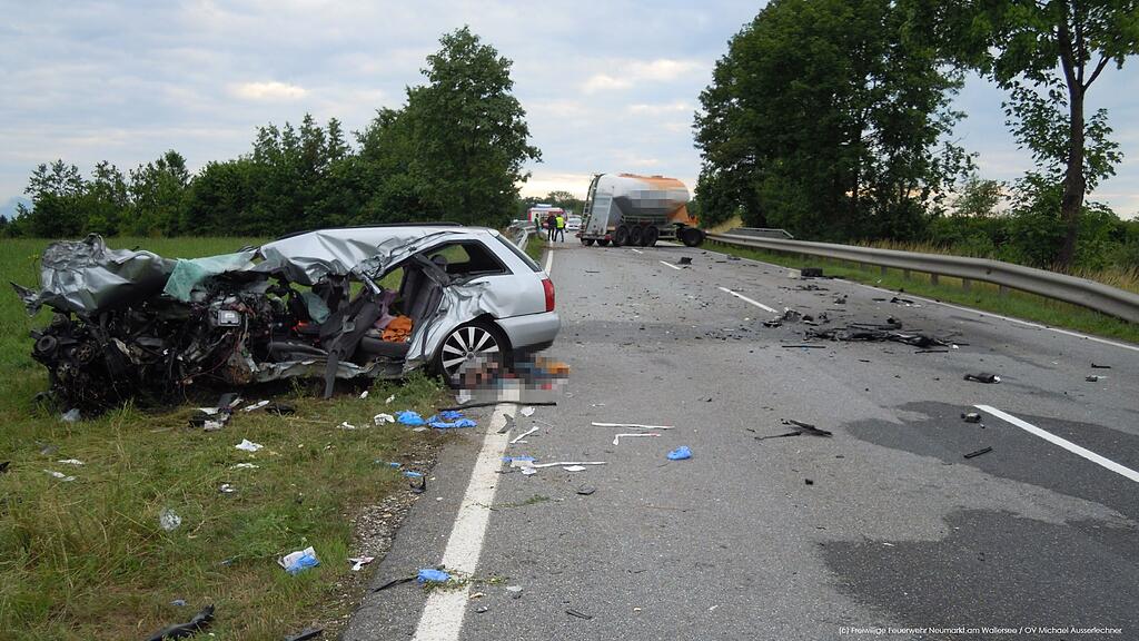 Der Unfall forderte drei Verletzte.