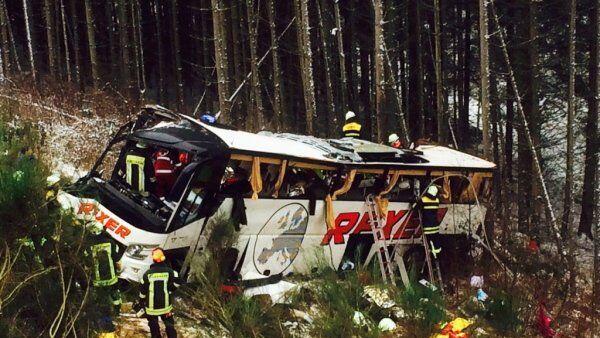 Der Bus stürzte eine Böschung hinunter