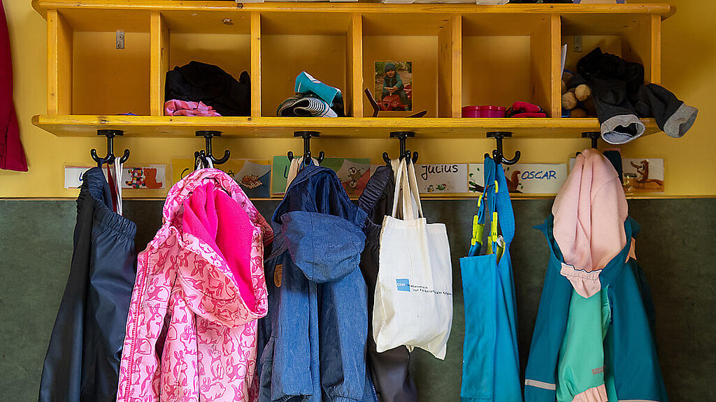Volle Garderobe in einem Kindergarten