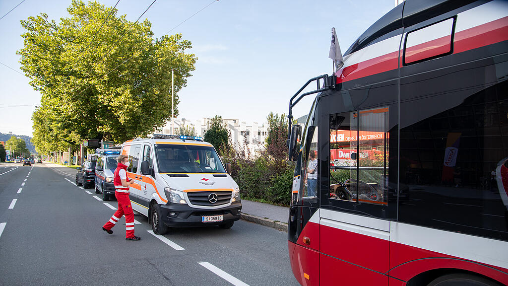 Fahrradfahrer schneidet Obus in Alpenstraße