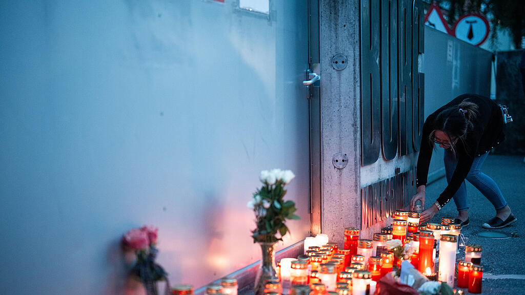 ATTACKE AN GRAZER SCHULE: KERZEN VOR DER SCHULE