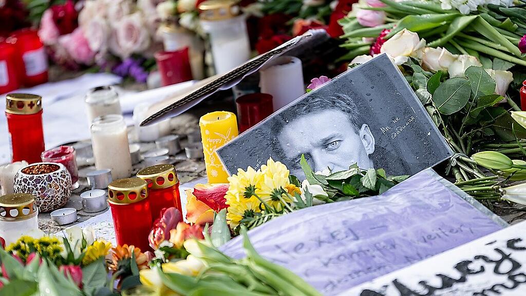 Blumen und Bilder vor der russischen Botschaft in Berlin