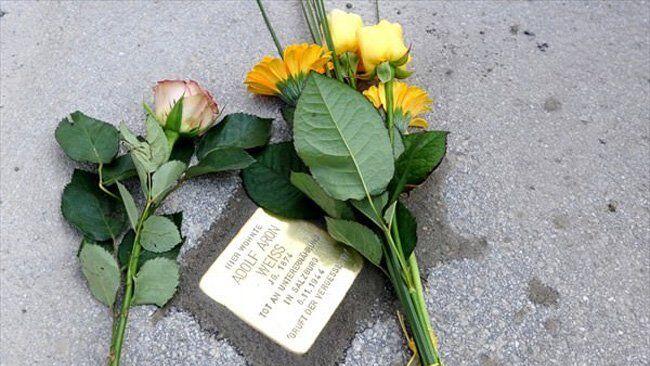 Die Stolpersteine sollen am Montag mit Blumen geschmückt und mit Kerzen beleuchtet werden.