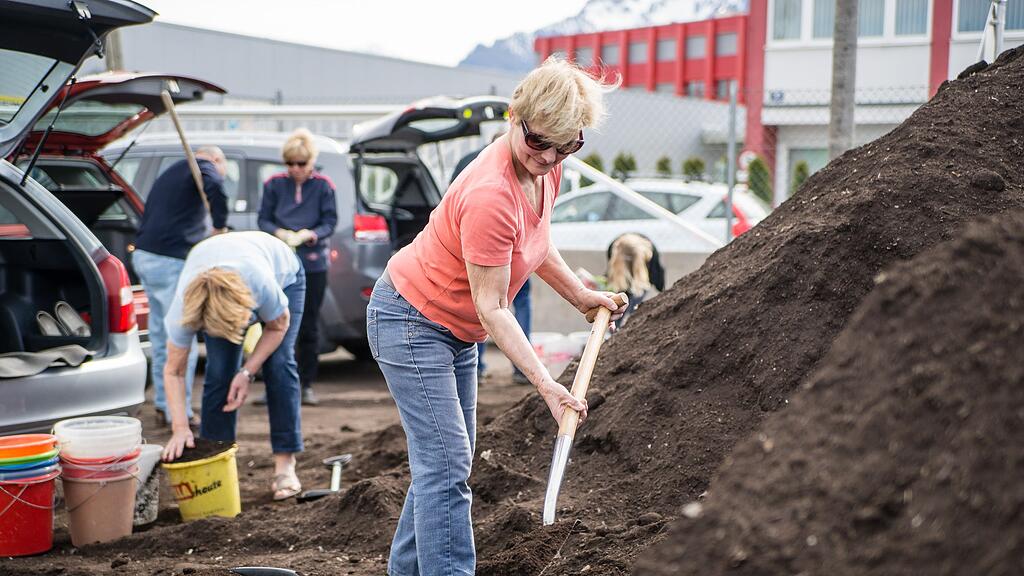 Gartenfreunde können sich gratis Kompost holen.