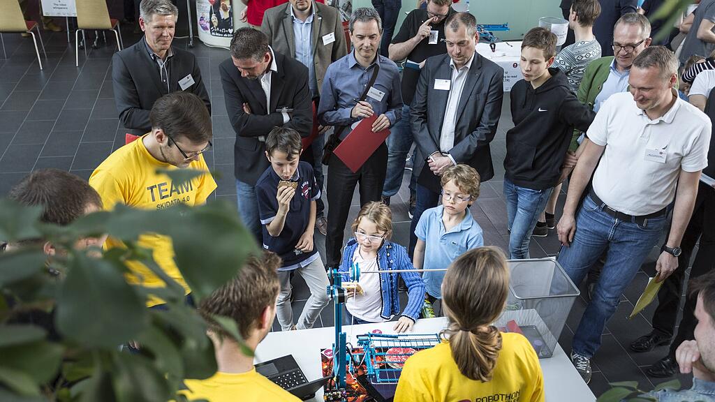 Kreative Ideen, Innovationskraft, technisches Geschick, rasches Handeln und Entscheidungsfreudigkeit waren gefragt: Die Teilnehmer des Roboter-Hackathons (kurz Robothon) hatten 24 Stunden Zeit, ihren Roboter-Prototypen zu entwickeln, zu bauen und zu programmieren. Zahlreiche Besucher kamen am 1. April zum Finale an die FH Salzburg und bestaunten die Roboter.