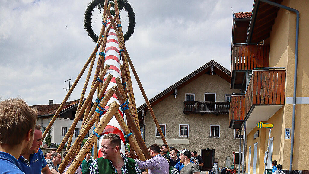 Maibaumaufstellen Berndorf