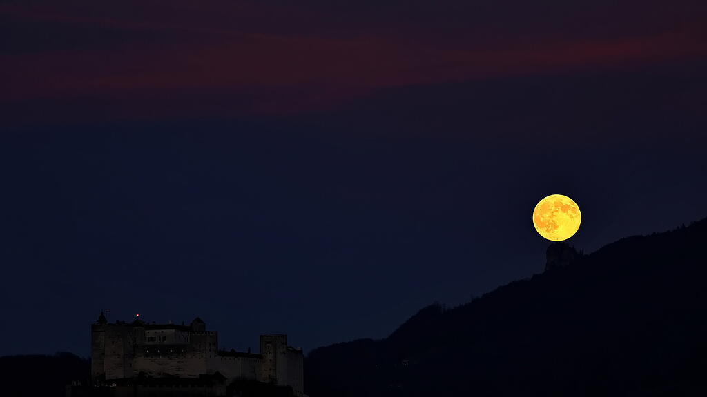 Supermond über Salzburg