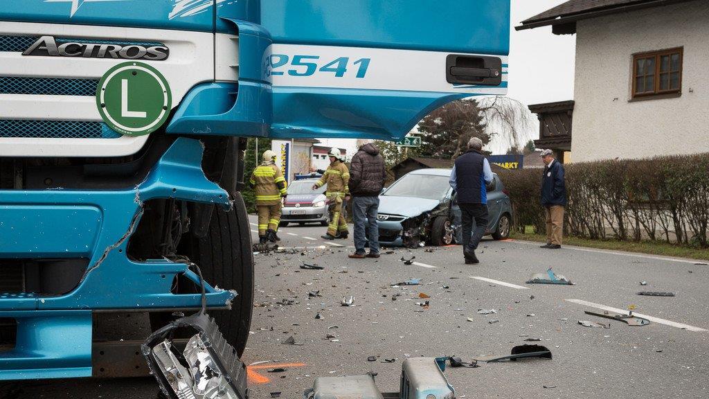 Straßwalchen: Pkw-Lenker prallt in Lkw