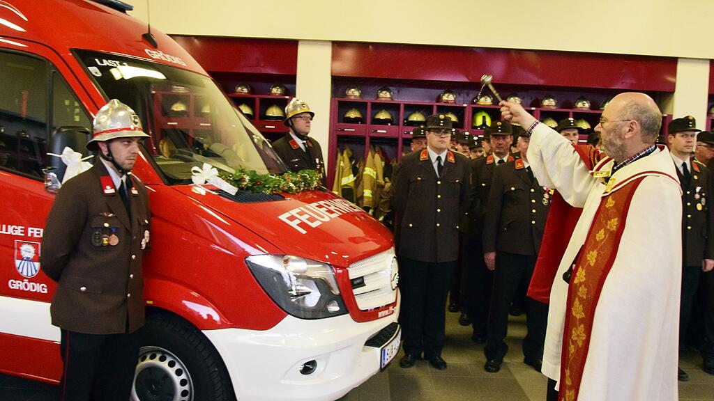 Der Grödiger Pfarrer weiht das neue Einsatzfahrzeug der Feuerwehr ein.
