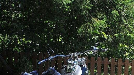 Biker stürzt auf Kies