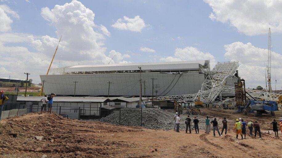 Brasilien: Kran stürzt auf WM-Stadion