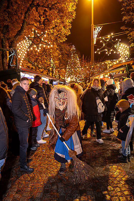 Alt Gnigler Krampusse beim Weihnachtsmarkt am Mirabellplatz