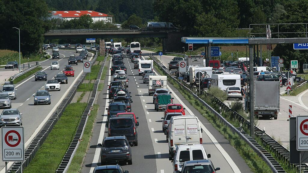 Mit längeren Grenzwartezeiten im Raum Walserberg ist wieder zu rechnen (Symbolbild).