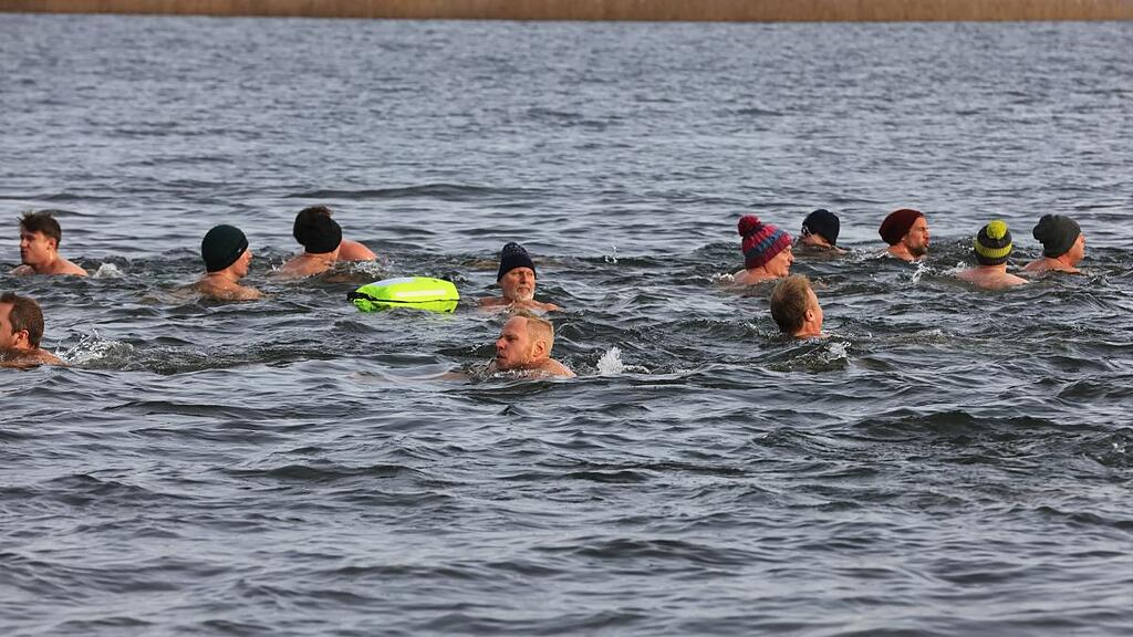 Silvesterschwimmen im Obertrumer See