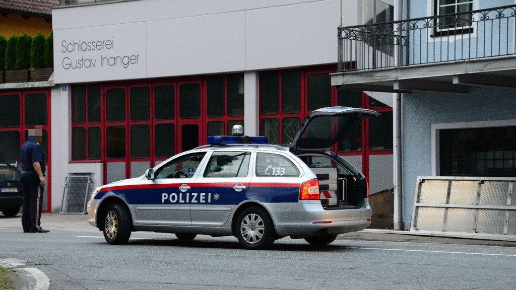 Hallwang: Biker kracht in Auto