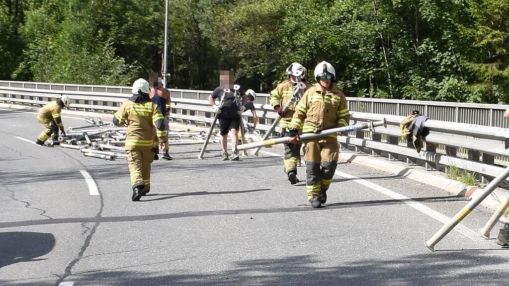 Laster verliert Baumaterial auf B166 in Abtenau