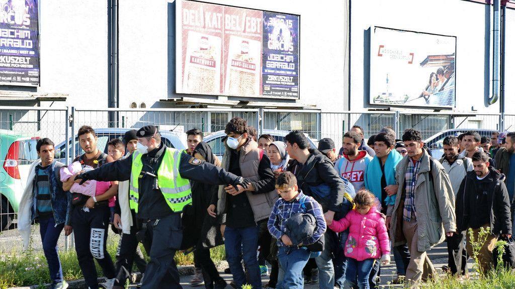 Flüchtlinge marschieren zu Grenze