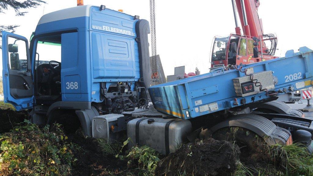 Sattelzug kracht gegen Böschung