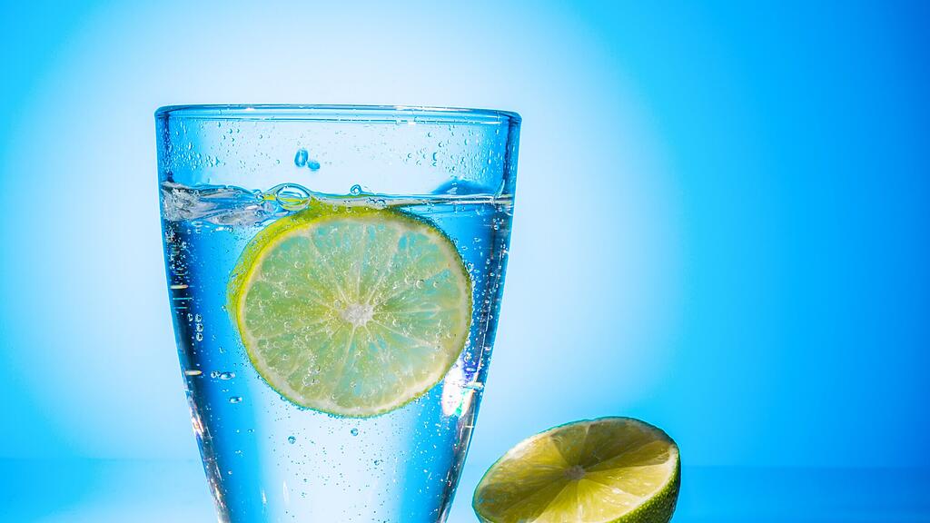 Wasser trinken gehört zu den klassischen Ratschlägen bei Schluckauf.