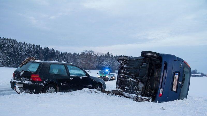 Der 23-Jährige gerit ins Schleudern, als er der Unfallstelle ausweichen wollte.