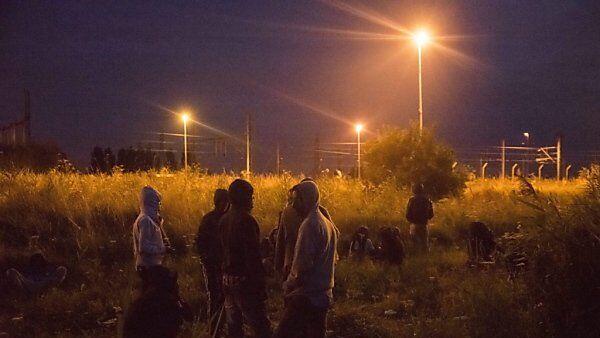 Migranten versuchen von Calais nach Großbritannien zu kommen
