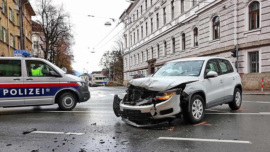 Autos kollidieren auf Kreuzung bei Karolinenbrücke