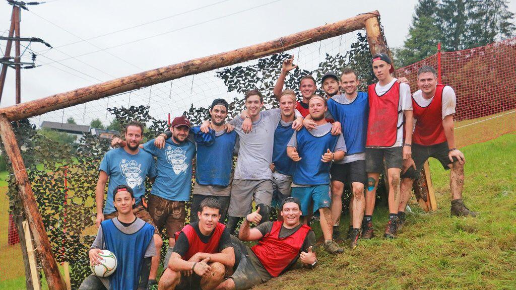 Beim Roahax wurde am Wochenende Fußball auf einem steilen Hang gespielt.
