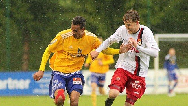 Derbytorschützen Ajibade (St. Johann/li) und Matscher (Seekirchen/re) im Laufduell.