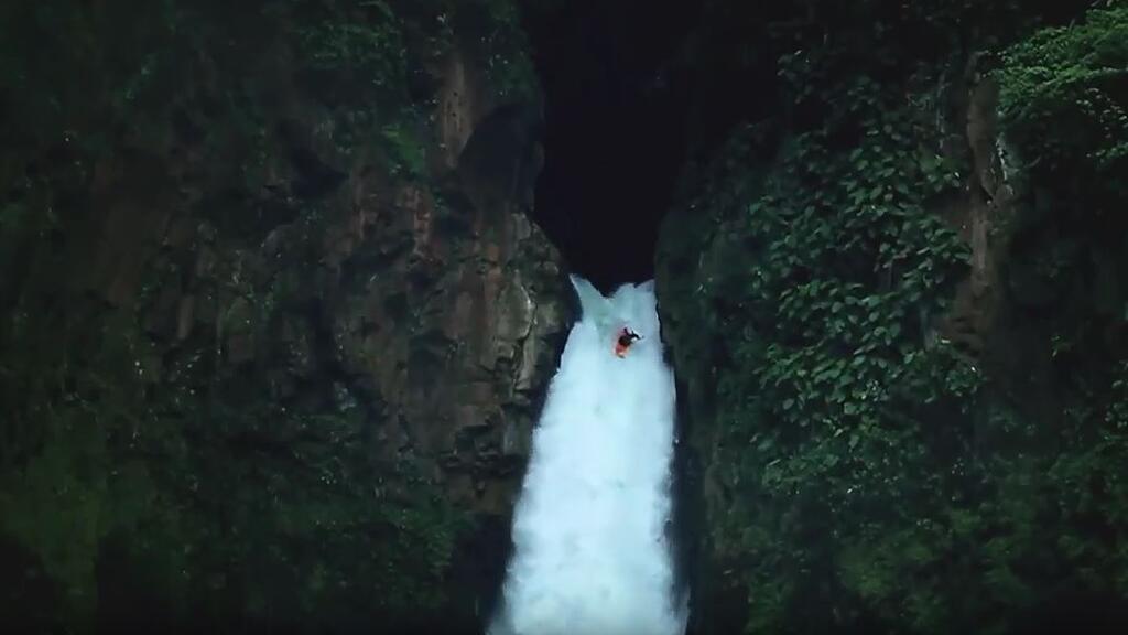 Kajak und Wasserfall: Diese Kombination verspricht einen Adrenalinkick.