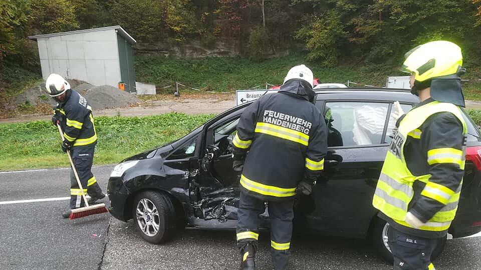 Gleich mehrere Feuerwehren standen bei dem Unfall am Sonntag im Einsatz.