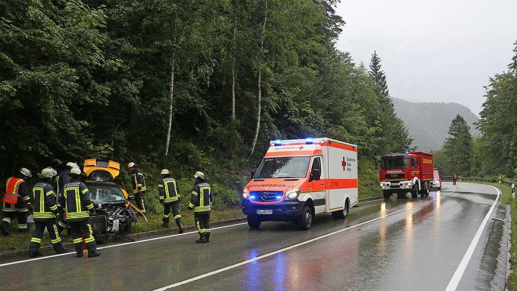 Luxusauto prallt in Bayern gegen Leitplanke