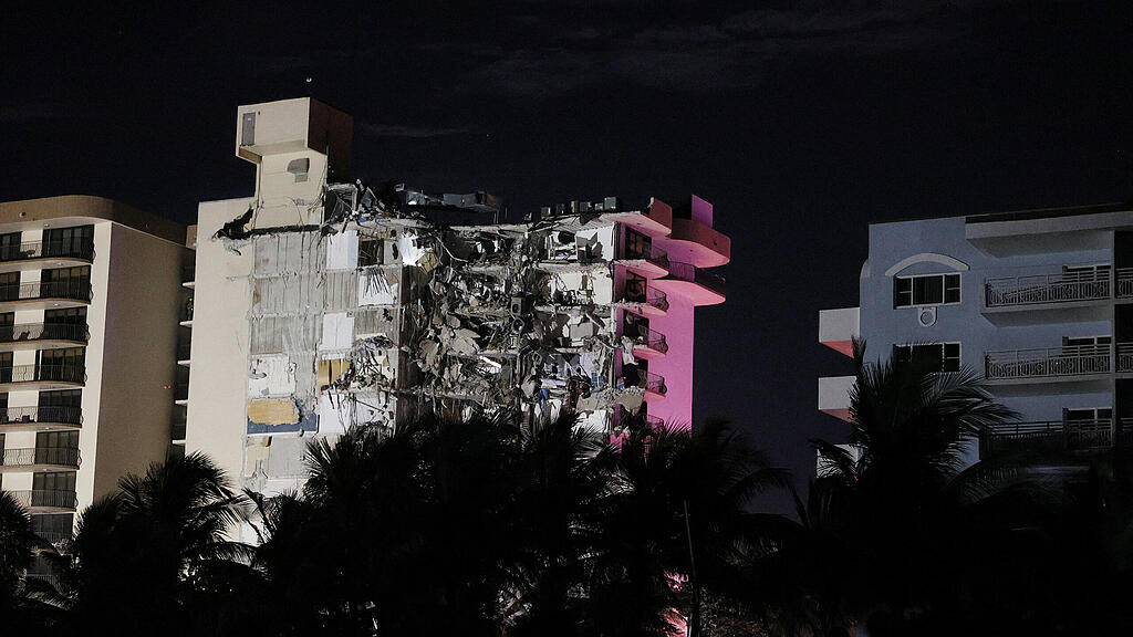 Hochhaus st\u00fcrzt in Miami ein