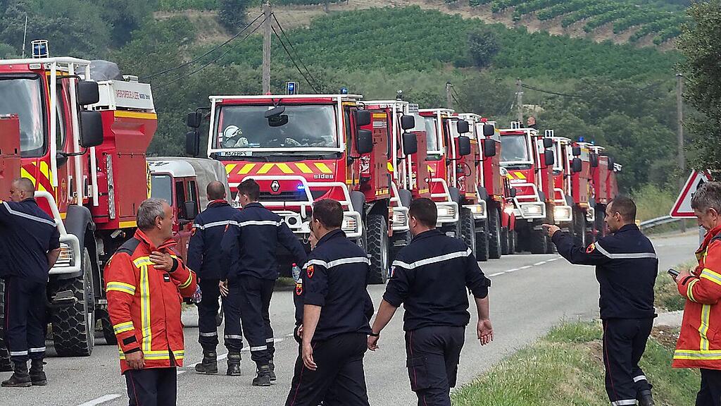 Hunderte Feuerwehrleute stehen im Einsatz