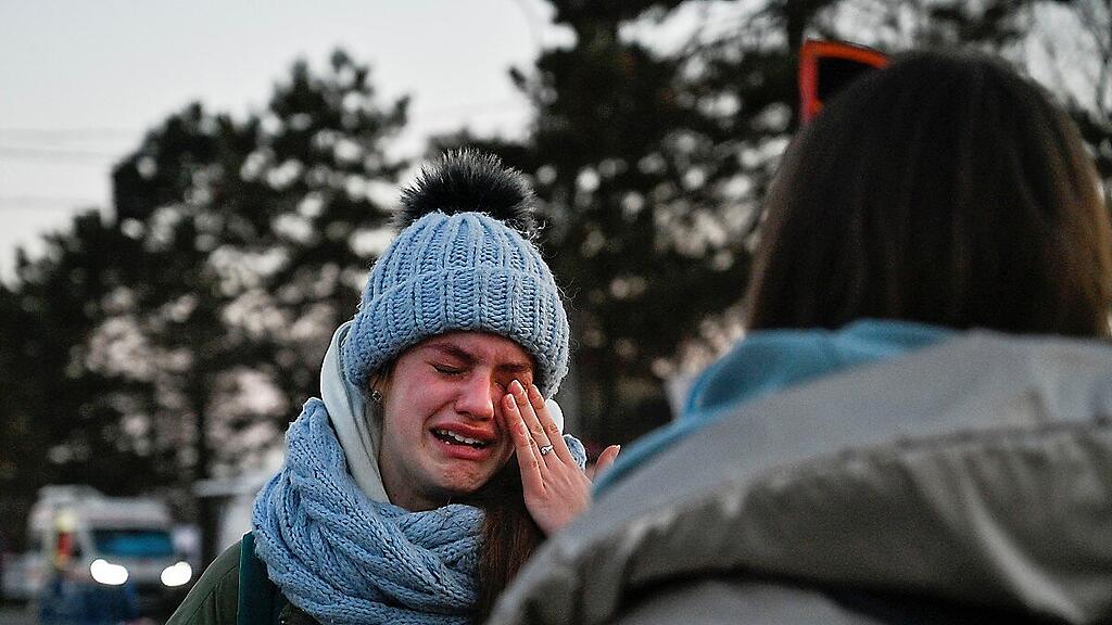Ein ukrainisches Mädchen bei ihrer Ankunft in Rumänien