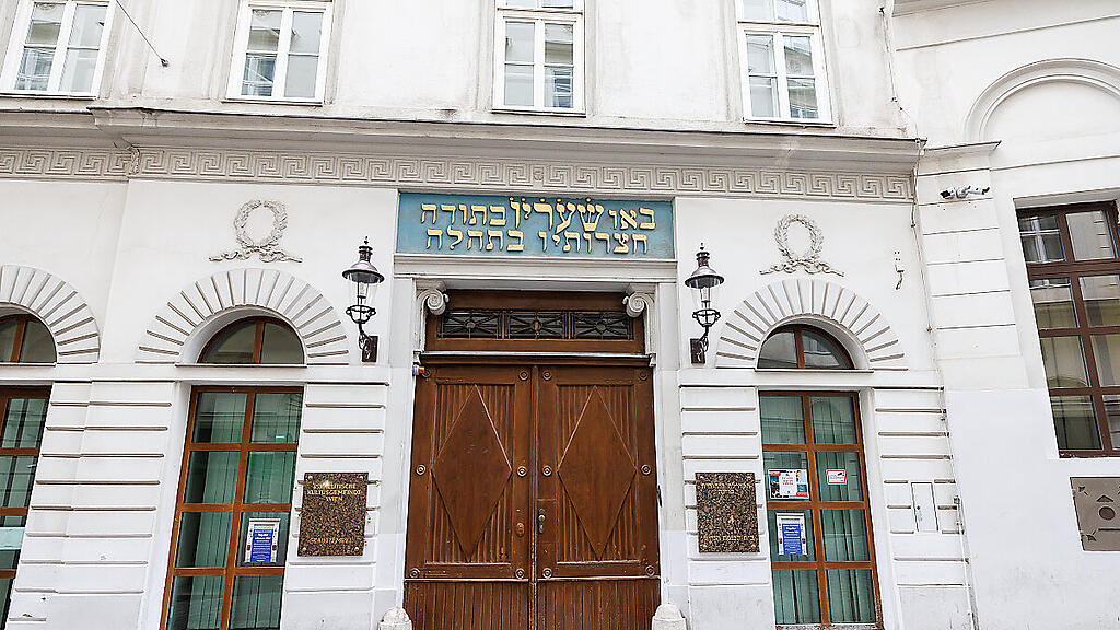 Israelische Fahne von Wiener Stadttempel gerissen