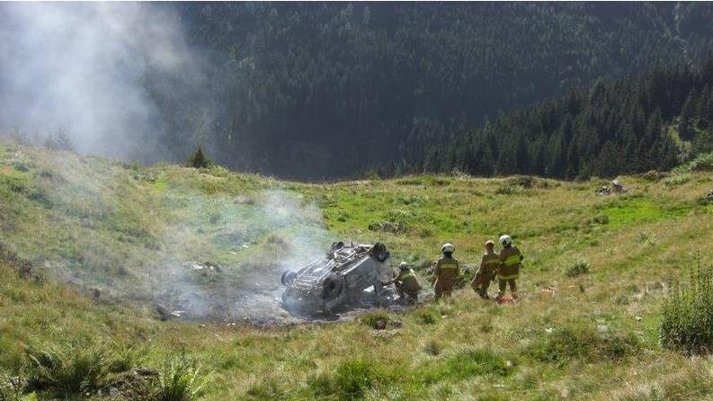 Die Feuerwehrleute löschten den Wagen mit Handfeuerlöschern.