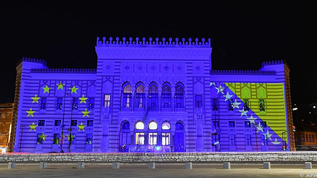 Rathaus in Sarajevo erstrahlt im Europablau (Archivbild)